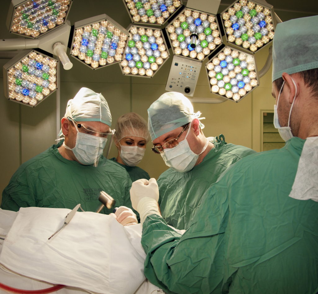 Стоимость операций в краснодаре. НИИ-ККБ № 1 Краснодар операция. Хирург травматолог операция. Травматологи оперируют.