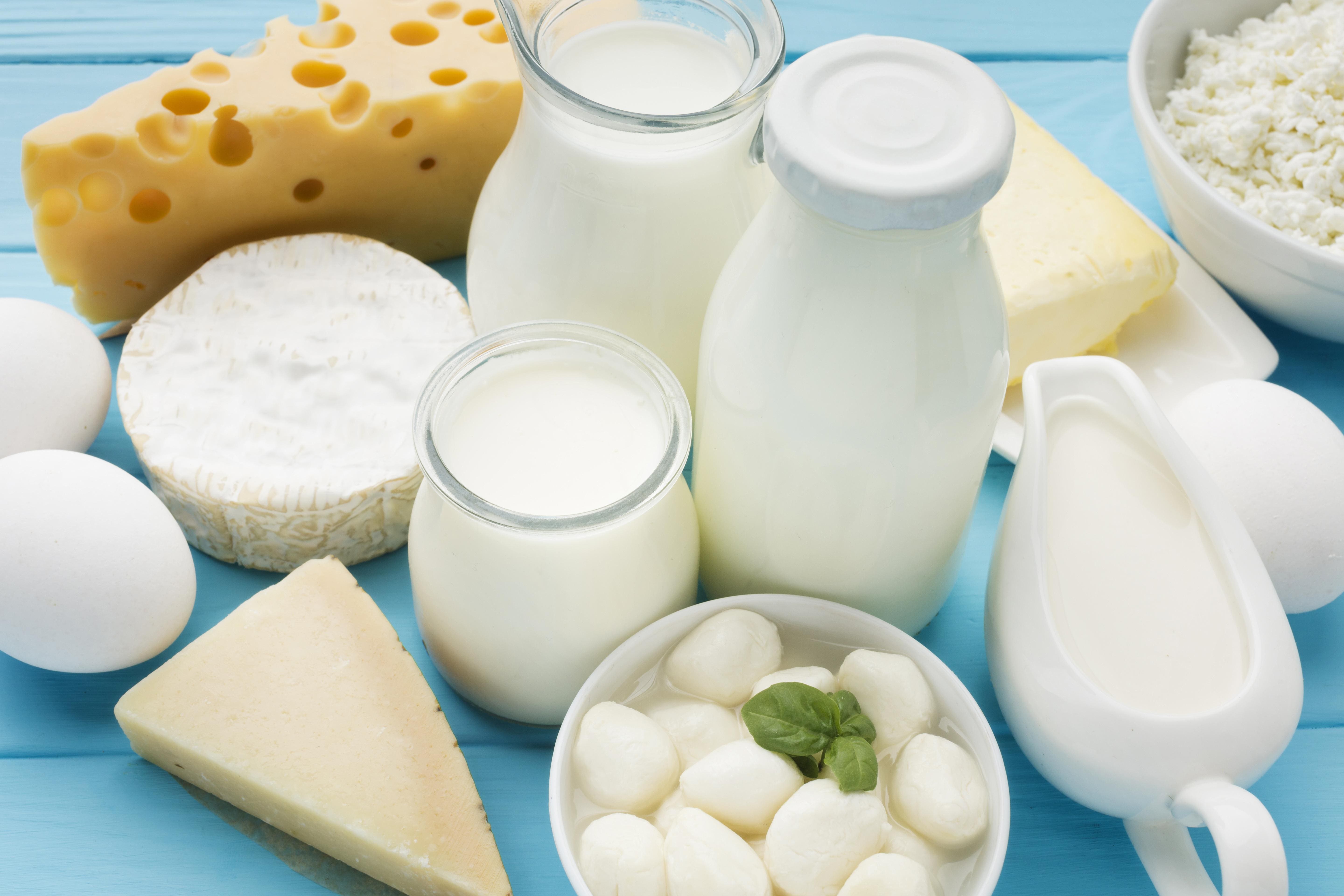 Кисломолочные продукты содержат сахар. Молочная продукция. Молочные. Кисломолосныепродукты. Молочные изделия.